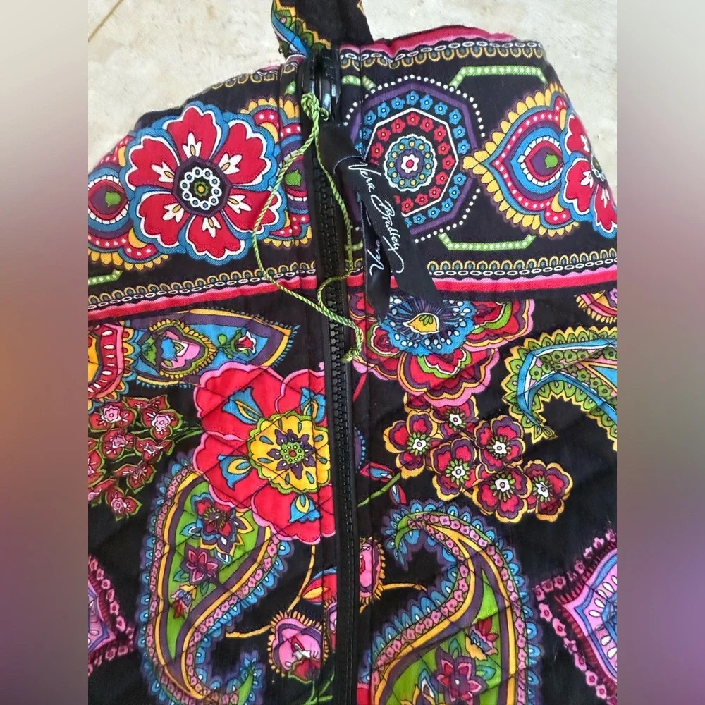 VERA BRADLEY Large Quilted Duffle Bag ‘Symphony In Hue’ Floral Paisley NWOT - Picture 8 of 8